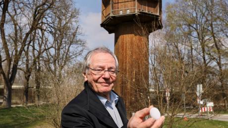 Heinz Paula zeigt vor dem Taubenturm in Göggingen eines der Plastikeier, gegen die die echten Taubeneier ausgetauscht werden. 	