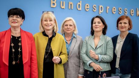Fünf Frauen gegen einen Minister (von links): Christine Aschenberg-Dugnus (FDP), Karin Maag (CDU), Hilde Mattheis (SPD), Annalena Baerbock (Grüne) und Katja Kipping (Linkspartei) 
