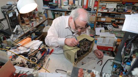 Michael Wolter repariert in seiner Werkstatt an der Depotstraße Göggingen elektronische Geräte.  	 	