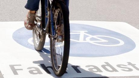 Riesige Piktogramme machen in Pfersee auf die Fahrradstraße aufmerksam. Doch rundum glücklich sind die Nutzer mit der neuen Errungenschaft nicht. 	