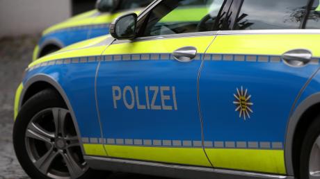 In Augsburg sind ein Radfahrer und ein Autofahrer auf der Straße in Streit geraten. Am Ende schlug der Radler eine Delle in Auto und fuhr davon.