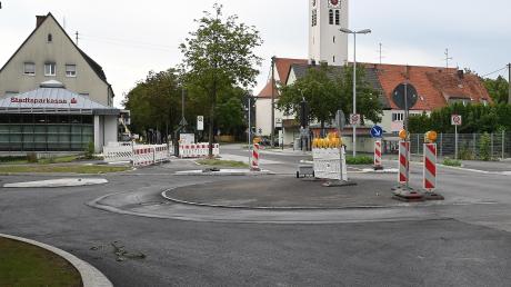Die monatelangen Bauarbeiten im Bärenkeller neigen sich dem Ende zu. Der Kreisverkehr an der Hirblinger Straße wird demnächst freigegeben. 	