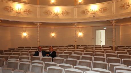 Ex-OB Hans Günter Huniar und Architekt Jörg Hauk sitzen im Zuschauerraum des Neuburger Stadttheaters. Insgesamt gibt es 285 Sitzplätze (Parkett: 150, erster Rang: 86, zweiter Rang: 49). Früher waren es mehr. Die Stühle waren aber unbequemer. 