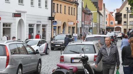 Die meisten Friedbergerinnen und Friedberger sind mit dem Auto unterwegs wie hier in der Ludwigstraße. Der Stadtrat würde sich mehr Radverkehr wünschen. Eine Umfrage soll Abhilfe leisten. 