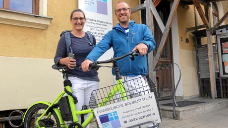Nicht nur mit dem Auto, sondern auch mit dem E-Bike fahren Heike Lischka und Stephan Ripperger zu den Patienten der Evangelischen Sozialstation Augsburg-West. 	