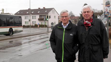 Dietmar Tiller und Rainer Kraus wollen verhindern, dass künftig aller Verkehr über die Kreuzung Brahmsstraße/Königsbrunner Straße läuft. 	