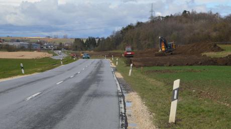 Mit großer Verzögerung soll der Ausbau der B492 zwischen Bergenweiler und Hermaringen planmäßig nun im kommenden Mai beginnen. Wie im Bild zu sehen ist, laufen bereits die Vorarbeiten. Für die Zeit der Bauarbeiten wird die Strecke komplett gesperrt sein – voraussichtlich für zwei Jahre. 	