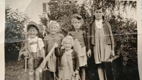 Das Bild stammt aus dem Jahr 1945 und zeigt Elisabeth Mathia, geborene Schmid, aus Jettingen mit ihren Geschwistern. „Für den Fall von Fliegeralarm hatte jeder sein Köfferle bereit. Die Kleinste halt ihr Nudeltuch.“