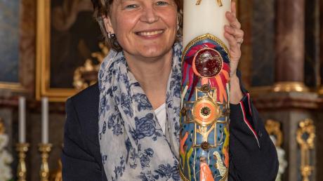 Helga Wöhr mit ihrer neuesten Kerze in der Megesheimer Kirche St. Lucia und Ottilia.