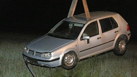 Der verunglückte VW Golf lag in einer Wiese bei Obenhausen, vom Fahrer fehlte zunächst jede Spur. 	 	
