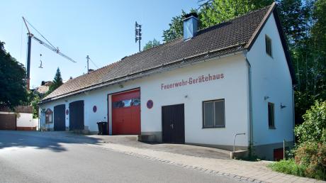 Eine neue Heimat braucht die Feuerwehr Apfeldorf, weil das Gerätehaus für moderne Fahrzeuge zu klein ist. 	