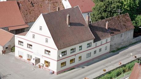 Das ehemalige Gasthaus Adler in Haunsheim hat eine lange Tradition. Hier ein Bild aus dem Jahr 2001, aufgenommen vom Kirchturmgerüst. 	