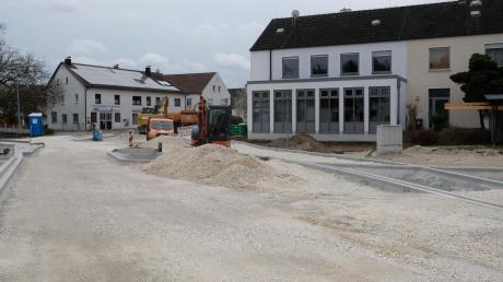 So sieht der aktuelle Stand der Baumaßnahmen an der Ortsdurchfahrt in Haunsheim aus. Rund 527.000 Euro investiert die Gemeinde heuer für die Gehwege. Rechts im Bild ist außerdem das Feuerwehrhaus zu sehen, das modernisiert und umgebaut werden soll.  	