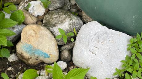 Blaue Farbe und eine Zickzack-Linie hat Dr. Rainer Bachmann auf zwei Steinen in seinem Garten entdeckt. Handelt es sich dabei um Botschaften einer Gruppe von Einbrechern? 	 	