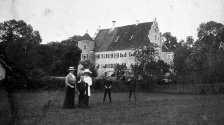 Das Bild zeigt Ilse Freifrau von Süßkind-Schwendi (links außen) und Ihr Ehemann S.E. General Richard Freiherr von Süßkind-Schwendi vor Schloss Bächingen (ganz rechts).  	