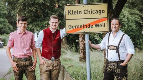 Simon (von links), Georg und Thomas Egen haben das Ortsschild der Gemeinde Weil am Ortsausgang in Richtung Epfenhausen „überarbeitet“. Es weist nun den Weg nach „Klein Chicago“.