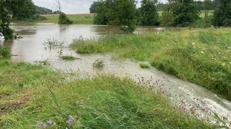 Weil ein Unbekannter an diese Stelle eines der Regenrückhaltebecken in Otting sabotiert hat, funktioniert das Hochwasser-Schutzsystem nicht mehr richtig.  	