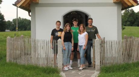 Die Familie Wiedemann hat nach mehreren Schicksalsschlägen in Memming eine Kapelle gebaut. Das Foto zeigt (von rechts) Vater Klaus, Mutter Barbara und ihre Kinder Philipp, Sarah und Andi.