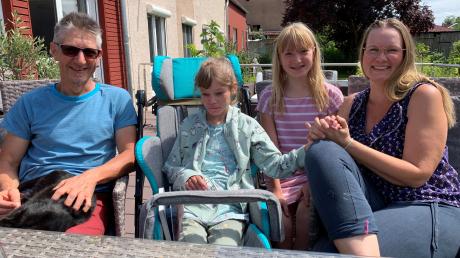 Der Alltag der Familie Döbler ist stark von der Pflege von Luna abhängig. Ihre Krankheit ist nicht genau bekannt. Die Familie hält zusammen: (von links) Werner, Luna, Livia und Anja Döbler.  	