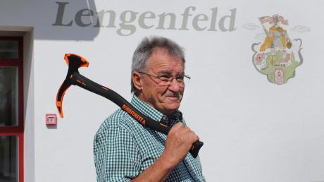 Gerhard Straus, Ehrenvorsitzender der Feuerwehr Lengenfeld, zieht sich nach fast 50 Jahren aus dem aktiven Dienst zurück. Während seiner Amtszeit hat er die Wehr sehr geprägt und mit Ausflügen und Meisterschaften für einen guten Zusammenhalt unter den Mitgliedern gesorgt. 	