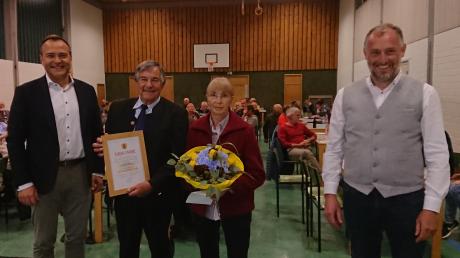 Landrat Thomas Eichinger (von links) gratulierte Altbürgermeister Georg Epple und dankte dessen Frau Anni ebenso wie Apfel-dorfs Bürgermeister Gerhard Schmid. 	
