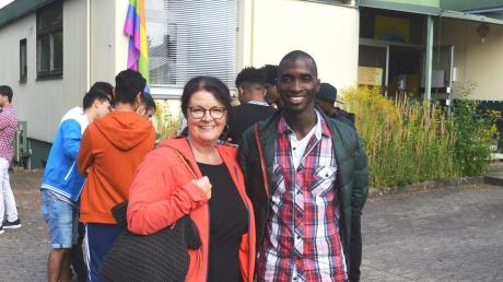 Kerstin Lasser steht zusammen mit Alpha Mansaray beim Fest am Begegnungszentrum in Wilburgstetten.  	