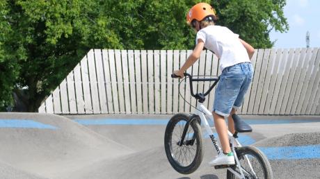 Einen sogenannten Pumptrack – eine Strecke, auf der man mit dem Fahrrad oder Skateboard fahren kann – wünschen sich die Kinder und Jugendlichen in Schwifting. Für die Älteren soll es eine Stockschützenbahn geben. 	
