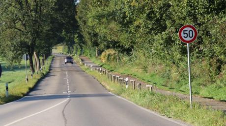 Bitte noch langsamer fahren: Vor Kurzem wurde auf der maroden Kreisstraße zwischen Eresing und Geltendorf die Höchstgeschwindigkeit auf 50 Stundenkilometer herabgesetzt. 	 	