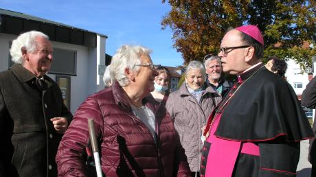 Augsburgs Bischof Dr. Bertram Meier stattete seiner Heimatgemeinde Kaufering einen Überraschungsbesuch ab und nahm sich im Anschluss an den Gottesdienst viel Zeit für persönliche Gespräche. 	
