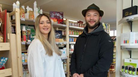 Viktoria Luks und Pascal Prestel sind die Betreiber des Dorfladens im Fuchstaler Ortsteil Seestall. 	