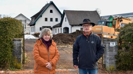 Anita Gropp und Manfred Gayer freuen sich, dass ihre Initiative gegen eine weitere dichte Bebauung an der Bahnhofstraße in Denklingen Erfolg hatte. Der Gemeinderat hat dem Bauantrag des Investors das Einvernehmen verweigert. 	