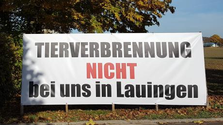 Mit diesem Plakat macht die Bürgerinitiative am Friedhof Herrgottsruh in Lauingen Stimmung gegen das geplante Tierkrematorium.  	