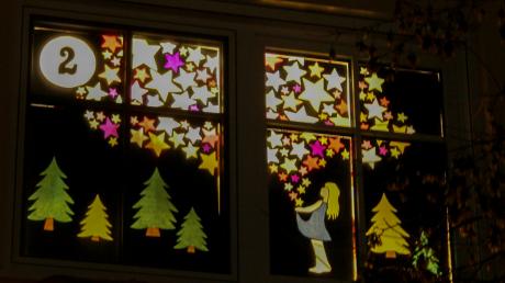 In der Adventszeit sind in Hurlach Fenster, Türen und Gärten erleuchtet. Das Team Kinderkirche hat heuer erstmals die Aktion „Adventsfenster“ organisiert. 	