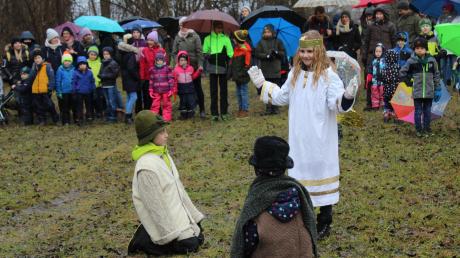 Bei der Waldweihnacht in Scheuring spielten Kommunionkinder die Geburt Jesu nach. 	