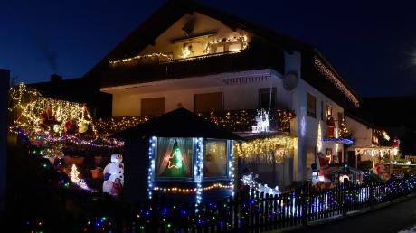 Das Weihnachtshaus in Thaining von Monika und Josef Gierstorfer  lockt viele Schaulustige an. 