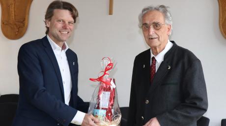 Geltendorfs Bürgermeister Robert Sedlmayr gratulierte seinem Vor-Vorgänger Peter Bergmoser zu dessen 80. Geburtstag. 	