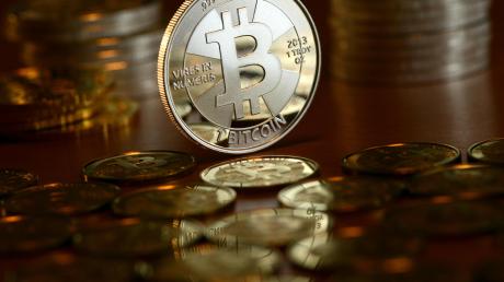 An Kryptowährungen wie dem Bitcoin sind viele Geldanleger interessiert. Doch Experten warnen vor vielen unseriösen Anbietern.  	