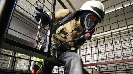 Atemschutzgeräteträger der Feuerwehr müssen Lehrgänge besuchen und eine spezielle Ausrüstung tragen.  	