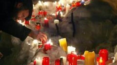 Kerzen erinnern an die Opfer der Halleneinsturzes in Bad Reichenhall. (Artchivbild)