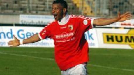 Christian Okpala hat als einer von zehn Spielern den FC Augsburg verlassen. Okpala geht für die Stuttgarter Kickers auf Torejagd.