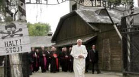 Pope Benedict XVI crosses the main gate of the former Auschwitz-Birkenau Nazi death camp crowned with the famous words 'Arbeit Macht Frei' on Sunday, 28 May 2006. The pontiff got out of the car and entered the former camp alone. EPA/ANDRZEJ GRYGIEL (zu dpa 0532) +++(c) dpa - Bildfunk+++