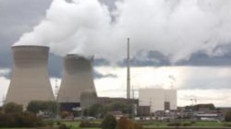 Kernkraftwerk Gundremmingen (KGG). Im Bild die Reaktorblöcke B und C (rechts), der alte Reaktorblock A (vorne) und die beiden Kühltürme (links). Strom Energie Kraftwerk Wirtschaft Atomstrom Kernenergie Bayern