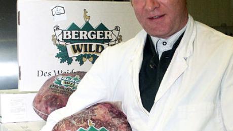 Der Chef des Fleischhändlers Berger-Wild GmbH, Karl Berger, steht mit einer verpackten Hirschkeule in seinem Kühlhaus in Passau (Archivfoto).