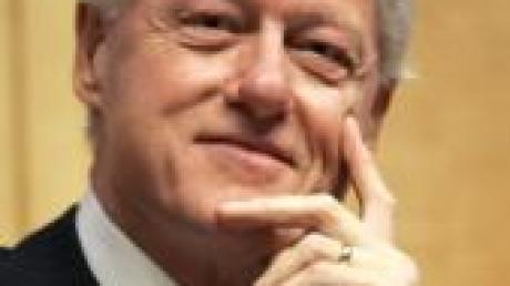 ARCHIV - Der frühere US-Präsident Bill Clinton (Archivbild vom 12.04.2006) denkt nicht gern an seinen bevorstehenden 60. Geburtstag. «In ein paar Tagen werde ich 60 Jahre alt sein. Ich hasse es, aber es ist wahr. Während der meisten Zeit meines Arbeitslebens war ich immer der Jüngste - bei allem was ich getan habe. Eines Tages bin ich aufgewacht und ich war der älteste im Zimmer», sagte Clinton laut US- Medienberichten. An diesem Samstag (19. August 2006) wird Clinton 60 Jahre alt. EPA/MATTHEW CAVANAUGH +++(c) dpa - Bildfunk+++