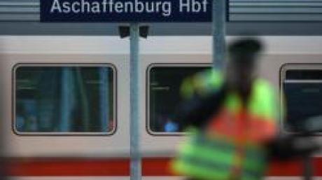 Ein Polizist steht am Freitag (25.08.06) vor dem Intercity Express (IC) 328 Alpenland auf einem Gleis des Hauptbahnhofes in Aschaffenburg. Wegen Bombenalarms ist im Aschaffenburger Bahnhof am spaeten Freitagnachmittag ein IC evakuiert worden. Ein Bahnarbeiter hatte in dem Zug gegen 17.30 Uhr eine verdaechtige Flasche mit Draehten entdeckt, wie ein Polizeisprecher auf ddp-Anfrage sagte. Daraufhin wurde der IC vorsichtshalber evakuiert und auf ein Nebengleis im Bahnhof gestellt. Eine technische Sondereinheit sollte ueberpruefen, ob es sich tatsaechlich um Sprengstoff oder "um einen schlechten Scherz handelt", betonte der Polizeisprecher. (zu ddp-Text) Foto: Oliver Lang/ddp