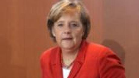 Bundeskanzlerin Angela Merkel (CDU) rückt am Kabinettstisch im Bundeskanzleramt in Berlin ihren Sessel zurecht. Die Ministerrunde beriet auf ihrer Sitzung unter anderem über die Situation auf dem Ausbildungsmarkt und beim Aufbau Ost. Foto: Tim Brakemeier dpa/lbn +++(c) dpa - Bildfunk+++