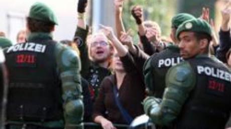 Gegendemonstranten gegen eine Veranstaltung von Rechtsextremisten zeigen am Samstag (14.10.2006) bei einer Kundgebung in Nürnberg den Mittelfinger. Anlass für den Aufmarsch der Rechten war der 60. Jahrestag des Nürnberger Kriegsverbrecherprozesses gegen führende Nationalsozialisten. Mit Kundgebungen und Aktionen haben mehrere tausend Menschen in Nürnberg und Hamburg am Samstag gegen Aufmärsche von Rechtsextremisten protestiert. Foto: Marcus Führer dpa/lby +++(c) dpa - Bildfunk+++
