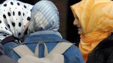 Das Bayerische Verfassungsgericht verhandelt über eine Klage gegen das Kopftuch-Verbot für muslimische Lehrerinnen an bayerischen Schulen.