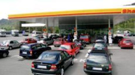 Tanktourismus an der Shell-Tankstelle in Vils Tanken Verkehr Autos ökosteuer