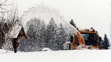 Eine Schneefräse schleudert am Mittwoch (09.03.2005) im deutsch- österreichischen Grenzgebiet bei Oberreutte im Westallgäu Schnee auf ein Wegkreuz. An den Alpen nimmt der Winter kein Ende, doch die Schneefälle sollen zumindest im Laufe des Donnerstags nachlassen. Foto: Stefan Puchner dpa/lby +++(c) dpa - Bildfunk+++
